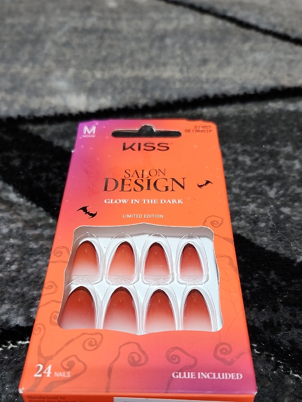 KISS LIMITED EDITION GLOW-IN-DARK OMBRE/GRADIENT MEDIUM ALMOND SHAPE NAILS